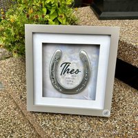 Personalisiertes Geburtsgeschenk Geschenk Zur Geburt Hufeisen Im Bilderrahmen Mit Eigenem Hintergrund von PonypantoffelnShop