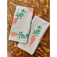 Karotten Handtuch-Set, 2 Handbedruckte Hellgraue Handtücher Für Die Küche Im Landhausstil von PoolePrintShop