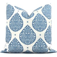 Wedgewood Blaue Lotus Blume Dekorativer Kissenbezug, Dekokissen, Akzentkissen, Pillow Sham, Kissenbezug von PopOColor