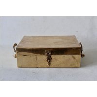 Mid 20Th Century Rechteck Messing Aufbewahrungsbox Dekorative Griffe Abschließbar von PopUpModern