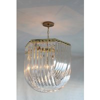 Übergroßer Carlo Nason Stil Vintage Hollywood Regency Messing Gold Lucite Ribbon Loop Gebogener Klarer Triedri Prisma Kronleuchter von PopUpModern