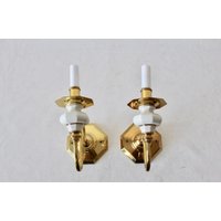 Wandleuchte Messing Echt Weiss Porzellan 24K Gold Zierleiste Detail Vintage Mid Century - Ein Paar von PopUpModern