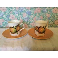 J & G Meakin Studio Eden Design Zwei Tassen Und Untertassen J & G Meakin Studio Eden Design Zwei Tassen Und Untertassen von Popeth