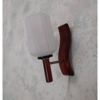 70Er Jahre Teak Holz Wandlampe Mit Glasschirm von PopzVintage