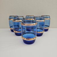 Vintage Kobaltblaue Becher Mit Goldrand - Mid Century Trinkgläser Set Vintage Kobaltblaue Becher Mit Goldrand - Mid Century Trinkgläser Set von PopzVintage