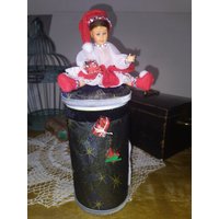 Augenzwinkernde Puppenbox/Weihnachtsmann Frau von PorteDuSoleil