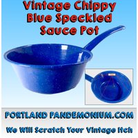 Vintage Blau Und Weiß Gesprenkelte Emailleware Sauce Pan Kochtopf 1 Quart Chippy & Happy Farmhouse Retro Kitchen von PortlandPandemonium