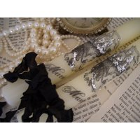 Paar Cremefarbene Kerzen Und Tag - Marie Antoinette Mit Silbernem Glitzer Ooh La von PoshParis