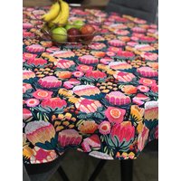 Oz Blumen Runde Tischdecke von PossumAndPincushion