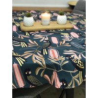 Schwarze Kakadu Runde Tischdecke von PossumAndPincushion