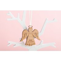 Personalisierter Engel Weihnachtsbaumschmuck Aus Holz - Gravierte Weihnachtskugel Traditionelle Weihnachtsgeschenkideen von PostboxParty