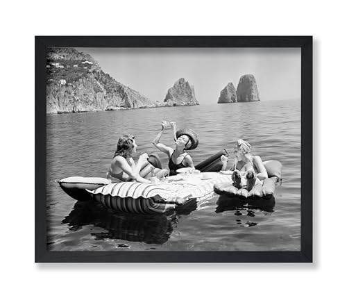 Poster Master Vintage Women Eating Pasta on Lake Poster – Retro Picknick Druck – Fotografie Kunst – Modekunst – Geschenk für Sie & Ihn – schicke Dekoration für Ozean, Strand oder Seehaus – 20,3 x 25,4 von Poster Master