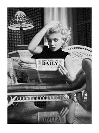 Marilyn Monroe Reading Motion Picture Daily, New York, c.1955 Oben Poster Poster Print vON Ed Feingersh, 24x32 von Poster Revolution