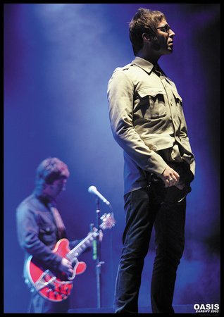 Oasis - Live In Cardiff 2005 Posterdruck, 59 x 84 cm von Poster Revolution