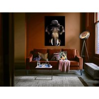 Eleganter Elefant Kunstdruck, Gentleman Tier Wandkunst, Schwarze Leinwand, Natur Wohnkultur, Dschungel Poster, Bekleidetes Acrylbild von PosterJunkieDesigns
