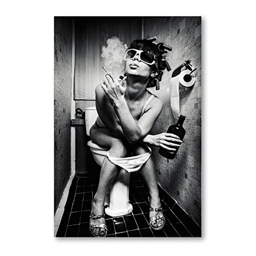 Postereck - 0423 - Hochwertiges Poster Party Girl Schwarz-Weiß | Frau mit Alkohol und Zigarette auf Toilette Poster | Freche Gäste WC Deko | Bild Badezimmer | Leinwand - 75,0 cm x 50,0 cm von Postereck