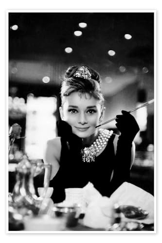 Audrey Hepburn in Breakfast at Tiffany's Poster von Celebrity Collection 40 x 60 cm Schwarz-Weiß Schwarz-Weiß Fotografie Wanddeko von Posterlounge