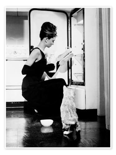 Frühstück bei Tiffany, Audrey am Kühlschrank Poster Wandbilder für jeden Raum 70 x 90 cm Schwarz-Weiß Schwarz-Weiß Fotografie Wanddeko von Posterlounge