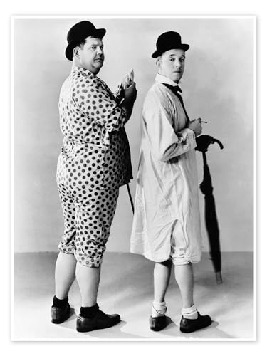 Laurel & Hardy in Pyjamas Poster 30 x 40 cm Schwarz-Weiß Stars & Prominente Wanddeko von Posterlounge