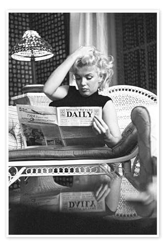 Marilyn Monroe Zeitung lesend Poster von Celebrity Collection 20 x 30 cm Schwarz-Weiß Nostalgie Wanddeko von Posterlounge