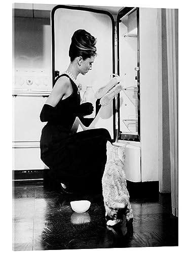 Posterlounge Frühstück bei Tiffany, Audrey am Kühlschrank Acrylglasbild Wandbilder für jeden Raum 70 x 90 cm Schwarz-Weiß Schwarz-Weiß Fotografie Wanddeko von Posterlounge