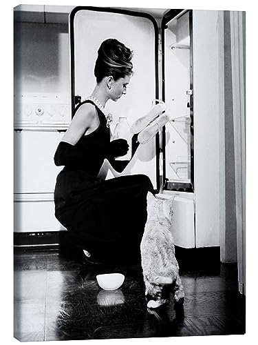 Posterlounge Frühstück bei Tiffany, Audrey am Kühlschrank Leinwandbild Wandbilder für jeden Raum 90 x 120 cm Schwarz-Weiß Schwarz-Weiß Fotografie Wanddeko von Posterlounge