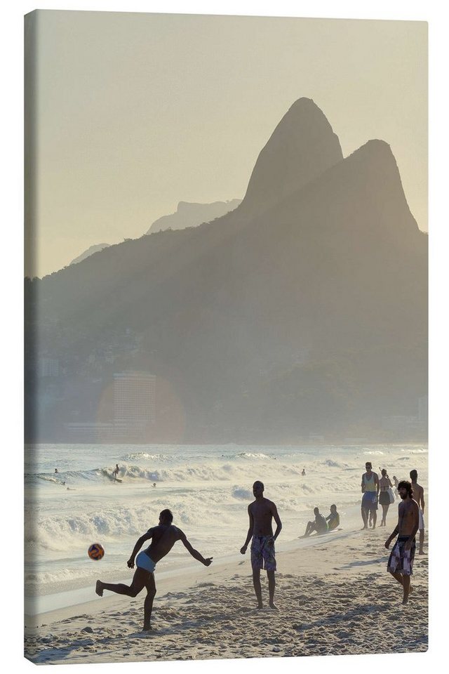 Posterlounge Leinwandbild Alex Robinson, Fußball am Strand von Ipanema, Brasilien, Badezimmer Maritim Fotografie von Posterlounge