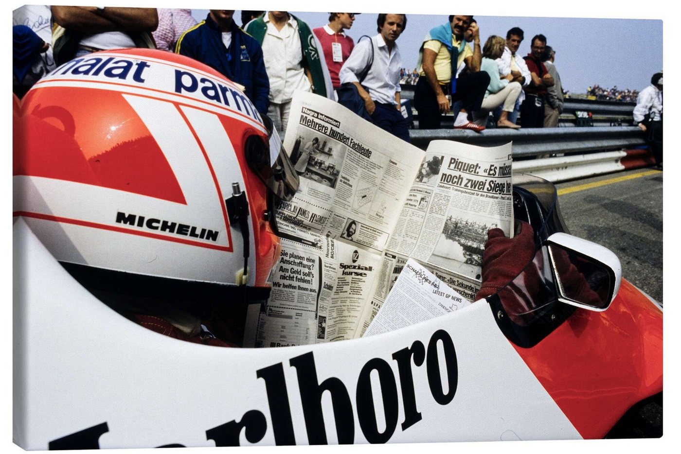 Posterlounge Leinwandbild Motorsport Images, Niki Lauda mit Zeitung im Cockpit, Formel 1 Zandvoort 1984, Wohnzimmer Fotografie von Posterlounge