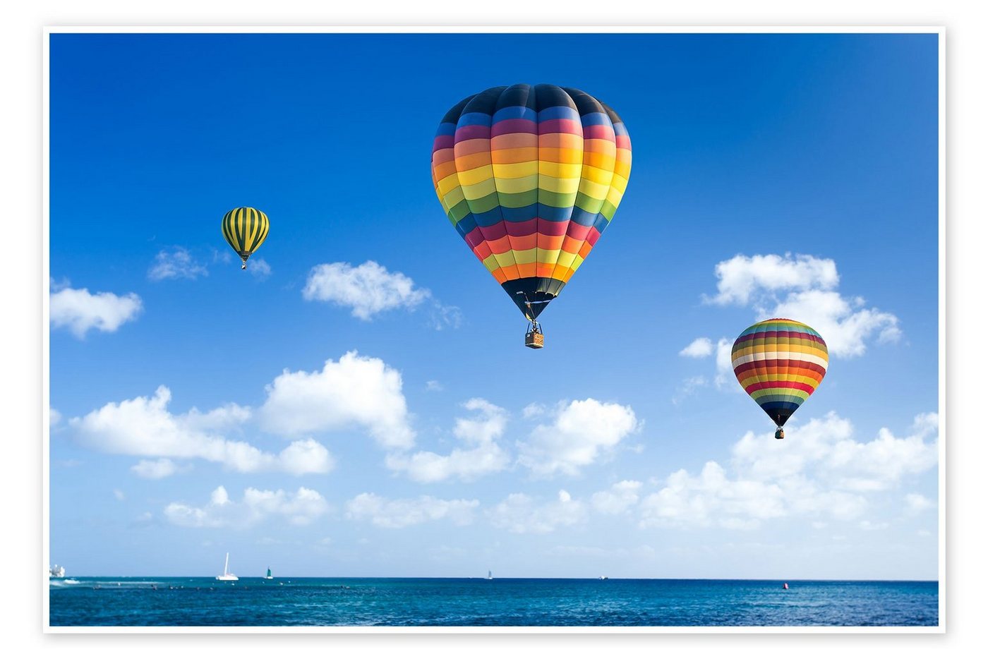 Posterlounge Poster Editors Choice, Bunte Heißluftballone über dem blauen Meer, Badezimmer Maritim Fotografie von Posterlounge