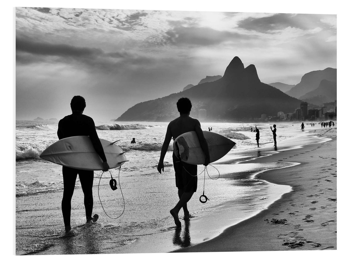 Posterlounge Poster Editors Choice, Zwei Surfer am Strand, Badezimmer Maritim Fotografie Posterlounge Poster Editors Choice, Zwei Surfer am Strand, Badezimmer Maritim Fotografie von Posterlounge