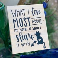 "Was Ich Am Meisten An Meinem Zuhause Liebe, Ist, Mit Wem Es Teile - "Katzen-Version" Handbemalte Holztafel." "Was Ich Am Meisten An Meinem Zuhause Liebe, Ist, Mit Wem Es Teile - "Katzen-Version" Handbemalte Holztafel." von PosyAndPineDesign