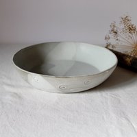 Wabi-Sabi-Schale, Flache Schale, Steinzeugschale, Servierschale Aus Keramik, Handgefertigte Nicht Perfekte Rustikale Keramikschale, Obstschale von PotsbyNives