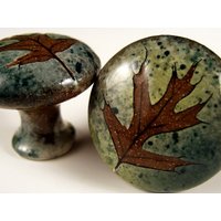 2 Keramik Knäufe Aus Geölter Eiche Mit Grünem Blatt Dekor 2 Keramik Knäufe Aus Geölter Eiche Mit Grünem Blatt Dekor von PotsbydePerrot