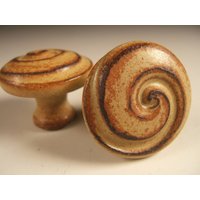 Möbel Knäufe Schublade Zieht Hardware Geröstet Swirl Handgemachte Rad Geworfen Küche Badezimmer von PotsbydePerrot