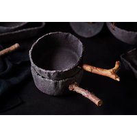 Rustikale Keramikkasserolle Für Die Küche, Schwarzer Stieltopf Professionelle Fotografie, Steinzeuglöffel Food-Fotos Rustikale Keramikkasserolle Für Die Küche, Schwarzer Stieltopf Professionelle Fotografie, Steinzeuglöffel Food-Fotos von PotteryProps