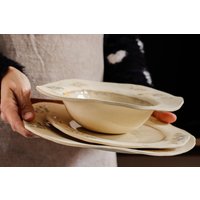 steingut Geschirr Set, Rustikales Mattes Geschirr, Mit Blumendesigns, in Sanfter Ockerfarbe, Kristalldekorationsgeschirr von PotteryProps