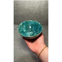 Tolle Schale „Earth" Aus Rotem Ton, Mit Grün Und Blau Glasiert, Von Hand Geformt Tolle Schale „Earth" Aus Rotem Ton, Mit Grün Und Blau Glasiert, Von Hand Geformt von Potteryspark