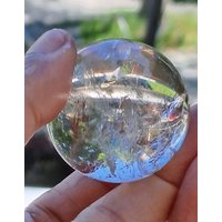 Clear Quartz Sphere, Rainbows, Blue-Red Sky Reflection Clear Quartz Sphere, Rainbows, Blue-Red Sky Reflection von Powercrystals888