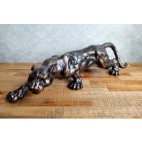 Jagd-Panther-statue, Gusseisen, Veranda-Dekor, Leoparden-statue, Antik-stil, Gartenstatue, Schleichende Panther-Skulptur von PragueBridge