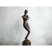 Schlichte Tänzer Statue Ferdinand Preiss Tanzende Mädchen Bronze Skulptur Im Art Deco Stil Auf Marmorsockel Signierte Von Cabaret Burlesque Revue von PragueBridge