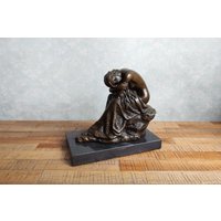 Zauberhafte Träumende Frau Bronze Skulptur Auf Marmorsockel Moderne Kunst Figur Und Symbol Der Liebe Ideal Für Die Inneneinrichtung Ein von PragueBridge