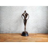 Zeitlose Bronze Eleganz Skulptur Von Mann Und Frau Auf Marmorsockel - Ideales Jubiläum Hochzeitsgeschenk, Moderne Kunst Ausdruck Der Liebe von PragueBridge