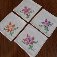 Vintage Handgemachte Servietten, Besticktes Vierer-Set Mit Kreuzstichblumen von PrairieArtsandCrafts