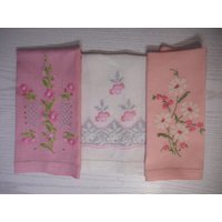 Vintage Leinen Geschirrhandtücher Mit Handstickerei. Deine Wahl. Exzellenter Zustand von PrairieArtsandCrafts
