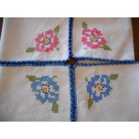 Vintage Servietten Mit Handstickerei Und Häkelkanten. 11, 5 X 11, 5" Sehr Schön. Vierer-Set von PrairieArtsandCrafts