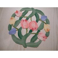 Wunderschöne Handgemachte Frühlingstulpen Doily - Handstickerei, Vintage, Perfekter Zustand von PrairieArtsandCrafts