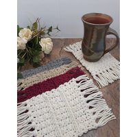 Hand Gehäkelter Getränkeuntersetzer, Gehäkelter Becher, Teppich-Untersetzer, Boho Untersetzer-Set Mit Fransen, Pflanzenmatte von PrairieCrocusCrafts