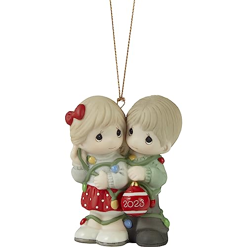 Precious Moments Weihnachtsdekoration | Our First Christmas Together 2023 datiertes Paar Biskuitporzellan Ornament | Weihnachtsbaumschmuck | handbemalt von Precious Moments