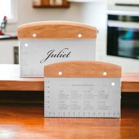 Personalisierter Doug Sraper Bench Cutter Chopper Gebäck Küche Kochen Pizza Backen Housewarming Home Muttertagsgeschenk Für Ihre Mutter Frauen Personalisierter Doug Sraper Bench Cutter Chopper Gebäck Küche Kochen Pizza Backen Housewarming Home Muttertagsgeschenk Für Ihre Mutter Frauen von PrecisionMemory