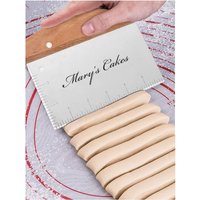 Personalisierter Doug Sraper Bench Cutter Chopper Gebäck Küche Kochen Pizza Backen Housewarming Home Muttertagsgeschenk Für Ihre Mutter Frauen Personalisierter Doug Sraper Bench Cutter Chopper Gebäck Küche Kochen Pizza Backen Housewarming Home Muttertagsgeschenk Für Ihre Mutter Frauen von PrecisionMemory